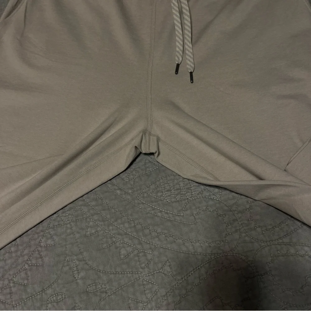 Vuori ecru performance joggers new without tags - Picture 3 of 4